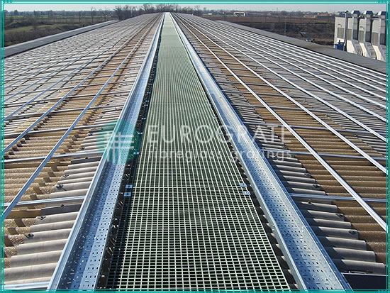 walkway grating for access to photovoltaic installations