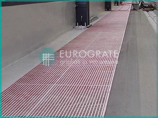 grating walkways for safeguarding the movement of workers on a railway